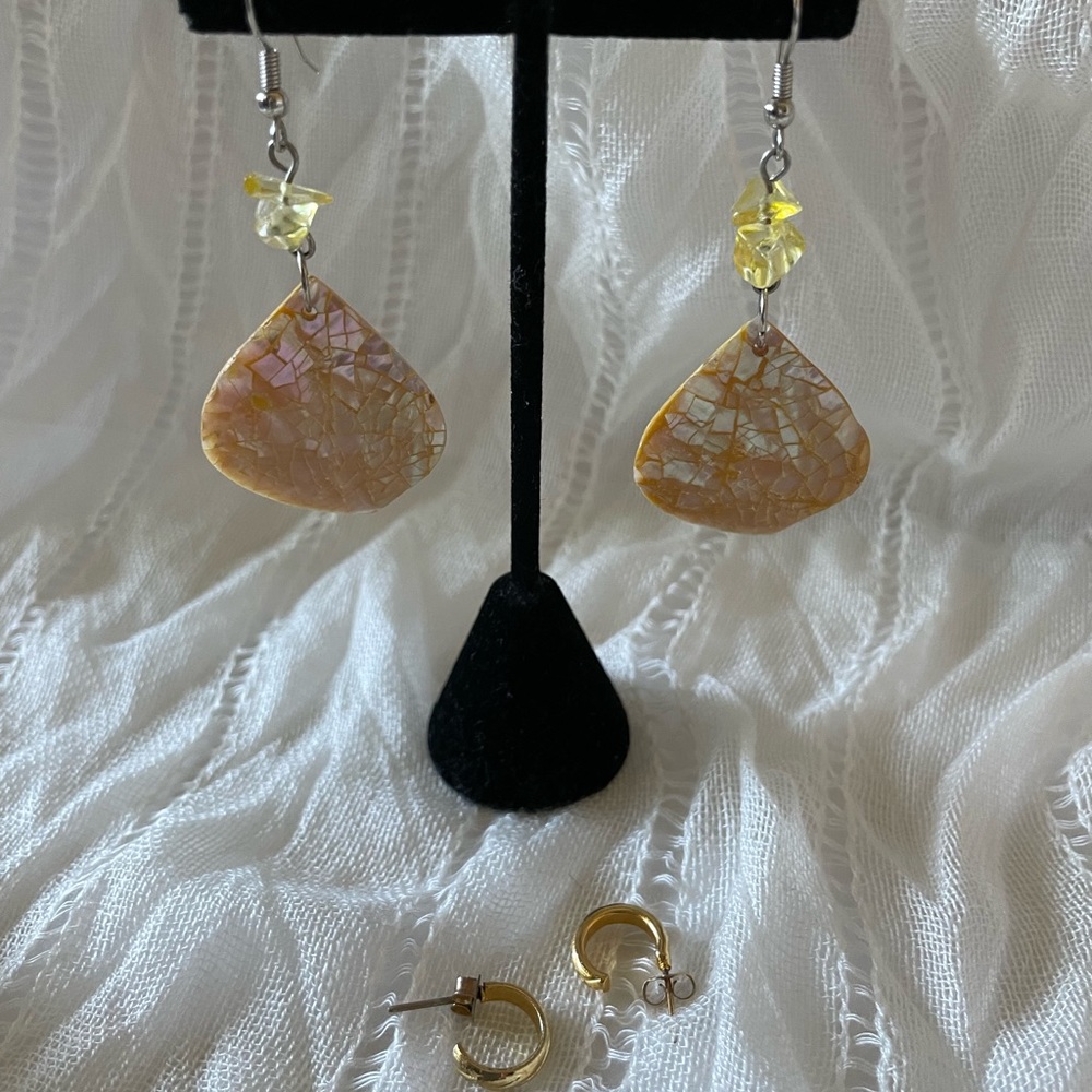 Small J-shape gold tone back post, Yellow leaves shape dangling earrings